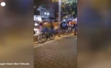 I paramedici portano via le vittime dopo l'attentato a Tel Aviv