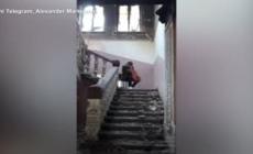 Ucraina, un giovane suona tra ciò che resta della casa centrale della cultura di Irpin - Il video