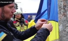 Borodyanka, la bandiera ucraina sventola tra le macerie