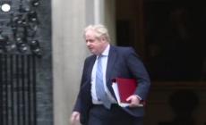 Johnson multato per il "Partygate": si scusa, ma non si dimette