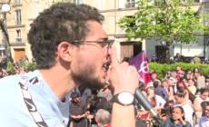Parigi, migliaia di persone in piazza protestano contro Macron e Le Pen