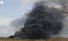 Lugansk, colpita una raffineria: la colonna di fumo sopra l'impianto a Lysychansk
