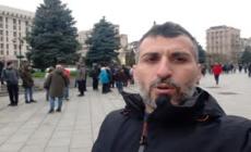 Kiev, fila alle poste per francobollo con soldato che manda un 'vaffa' al Moskva