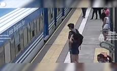 Argentina, donna cade sui binari mentre arriva il treno: salva per miracolo