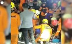 Indonesia, crolla un minimarket: le operazioni di soccorso tra le macerie