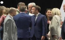 Francia, Emmanuel Macron e la moglie Brigitte insieme al seggio