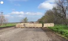 Ucraina, posto di blocco nel Donbass: campo minato e soldati che scavano la trincea