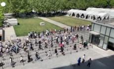 Covid, a Pechino cittadini in fila per i tamponi