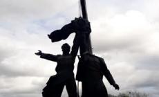 Kiev demolisce la statua dell'amicizia dei popoli tra Ucraina e Russia