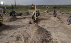 Ucraina, scavate  nuove tombe nel cimitero di Bucha