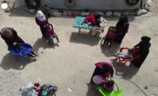 Siria, tagli di capelli gratuiti per bambini in un campo profughi a Idlib