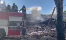 Ucraina, macerie e distruzione a Zaporizhzhia dopo un attacco missilistico russo