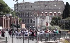Roma, il bel tempo accoglie turisti da tutto il mondo