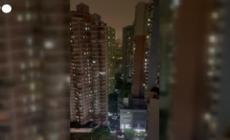 Covid, protesta anti lockdown a Shanghai: residenti sbattono pentole
