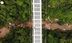 Vietnam, ponte pedonale in vetro da record: sospeso tra due cime e lungo 632 metri
