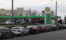 Ucraina, a Kiev lunghe code ai distributori per i rifornimenti di carburante