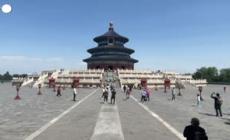 Covid, la Cina inasprisce le restrizioni: pochi turisti al Tempio del Cielo di Pechino