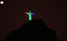 Rio de Janeiro, il Cristo redentore illuminato per i 28 anni dalla morte di Senna