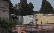 Napoli, loculi al cimitero crollati da 5 mesi: la protesta dei familiari