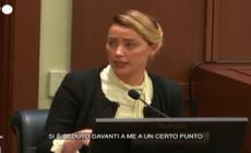 Amber Heard: "Johnny Depp mi schiaffeggiò e prese a calci davanti a tutto l'aereo" - Video