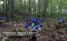 Primo sciame di droni smart in volo autonomo in una foresta