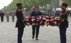 Giornata della Vittoria, Macron depone una corona di fiori sugli Champs-Elysees