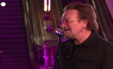 Bono e gli U2 si esibiscono nella metro di Kiev cantando con i soldati ucraini