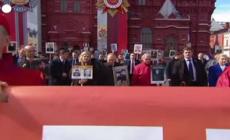 Giorno della Vittoria, Putin partecipa alla parata del "reggimento immortale"