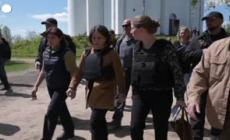 Ucraina, Annalena Baerbock a Bucha: "Portare i colpevoli davanti alla giustizia"