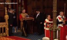 Regno Unito, cerimonia di apertura del Parlamento: la Regina rinuncia, debutta Carlo