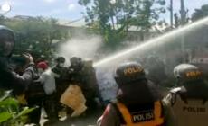 Indonesia, scontri a Papua: la polizia usa idranti per disperdere i manifestanti