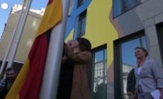 Kiev, ministra Esteri Baerbock issa la bandiera all'ambasciata tedesca