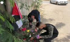 Palestinesi portano fiori nel luogo in cui e' stata uccisa la giornalista di Al Jazeera