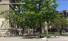 Mariupol, in auto tra le strade della citta' distrutta dai bombardamenti