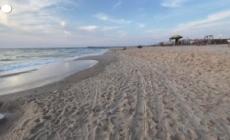 Sulla spiaggia di Gaza compare il nome della giornalista uccisa a Jenin