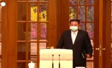 Covid, Kim per la prima volta con la mascherina alla riunione del Politburo