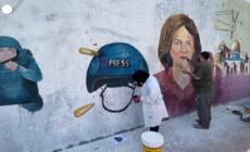 Gaza, murale in memoria della giornalista di Al Jazeera uccisa