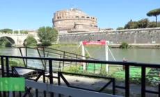 Roma, bellezze sprecate: viaggio sul Tevere fra degrado e immondizia