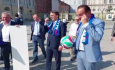 Pinerolo Volley promossa in A1, Cirio si cimenta nel palleggio con le atlete