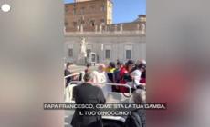 Papa Francesco ironizza sul suo ginocchio: "Mi servirebbe un po' di tequila"