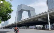 Cina, la rigida politica anti-Covid abbatte consumi e produzione