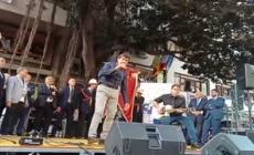 Falcone, Morandi canta "Un mondo d'amore" davanti all'albero