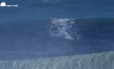 Surf: cavalca un'onda di 26 metri, record mondiale per il tedesco Steudtner