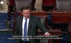 Sparatoria Texas, senatore prega in ginocchio la Casa Bianca: "Troviamo una soluzione"