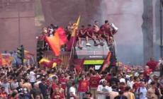 Conference League, l'arrivo dei giallorossi al Colosseo con la coppa sempre in mostra