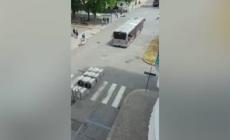 Torino, pullman tranciato a meta' da una palla da demolizione: ma e' Fast and Furious