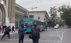 Cile, proteste studentesche a Santiago: disordini e autobus in fiamme
