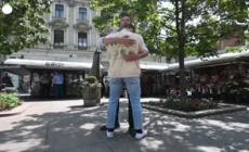 Due persone si abbracciano per 24 ore durante lo "Zagreb Queer Festival"