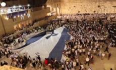 Gerusalemme, migliaia di persone srotolano un' enorme bandiera israeliana