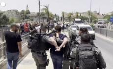 Gerusalemme: Spianata  Moschee, polizia trattiene con la forza manifestanti palestinesi